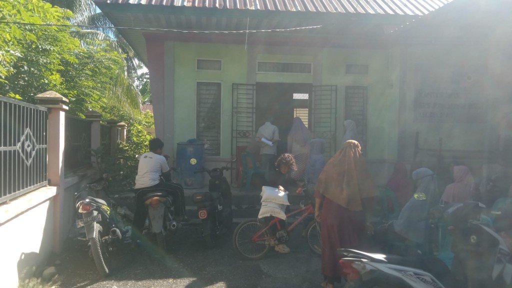pembagian beras dan minyak goreng